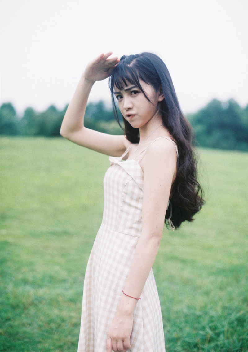 操场上的棒球帽休闲服饰明媚少女