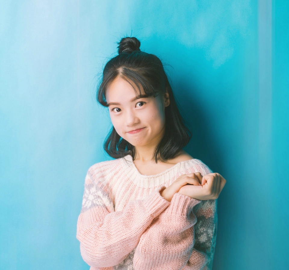 蓝调半丸子头妹子可爱表情包