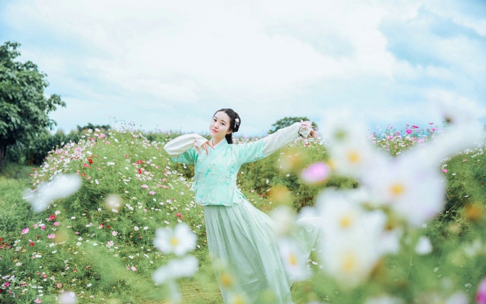 柔美汉服美女逆光下美腻迷人