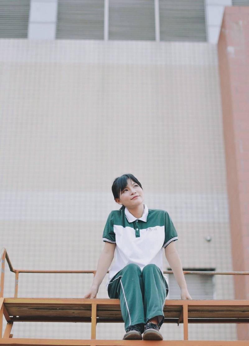 操场上的长发美女清新怡人青春正能量写真