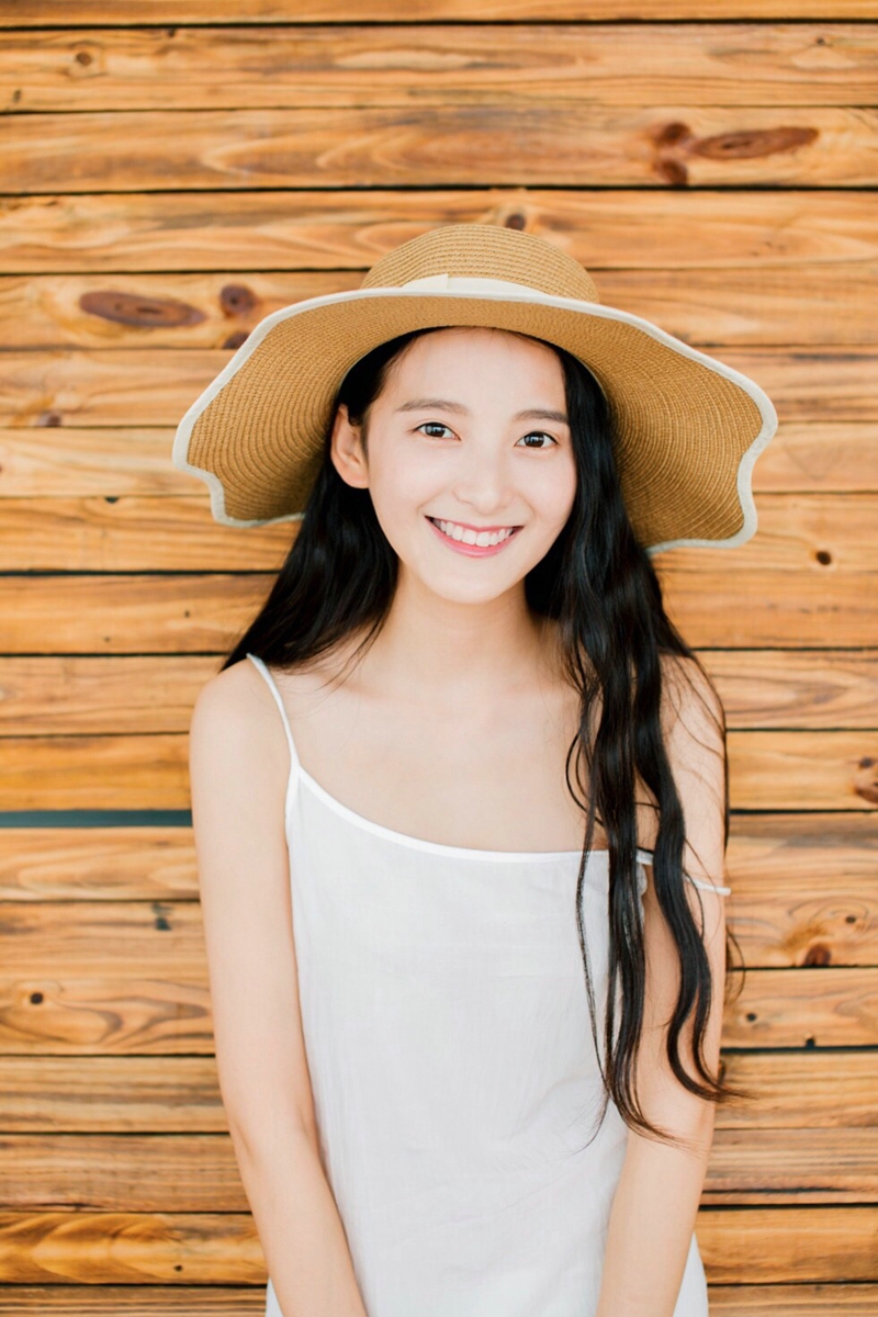 90后美女恬静自然户外养眼美图