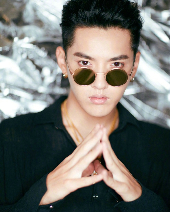 吴亦凡的凝视电眼十足美图写真