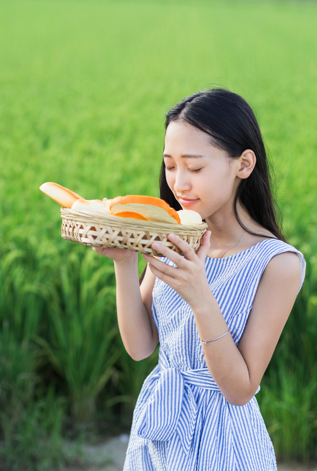 睡眼惺忪的素颜女孩最爱夏日