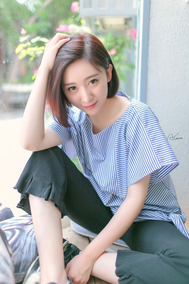 短发气质美女时尚迷人写真