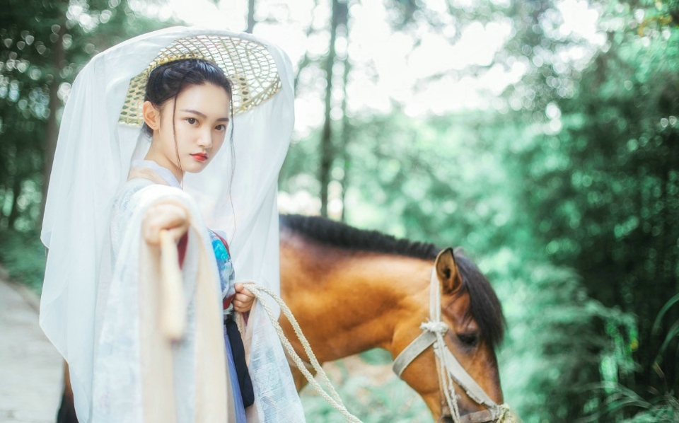 英伦风条纹衣美女养眼侧颜无敌写真美照