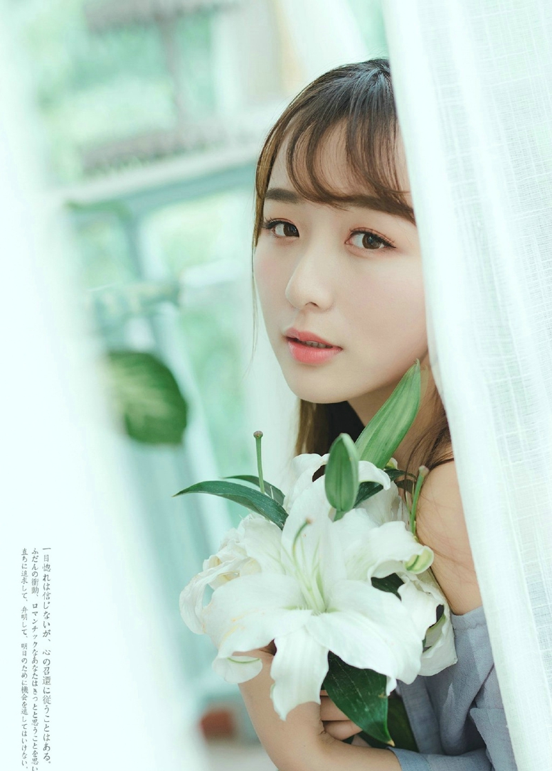 咖啡馆内的背带裤少女青春俏皮写真