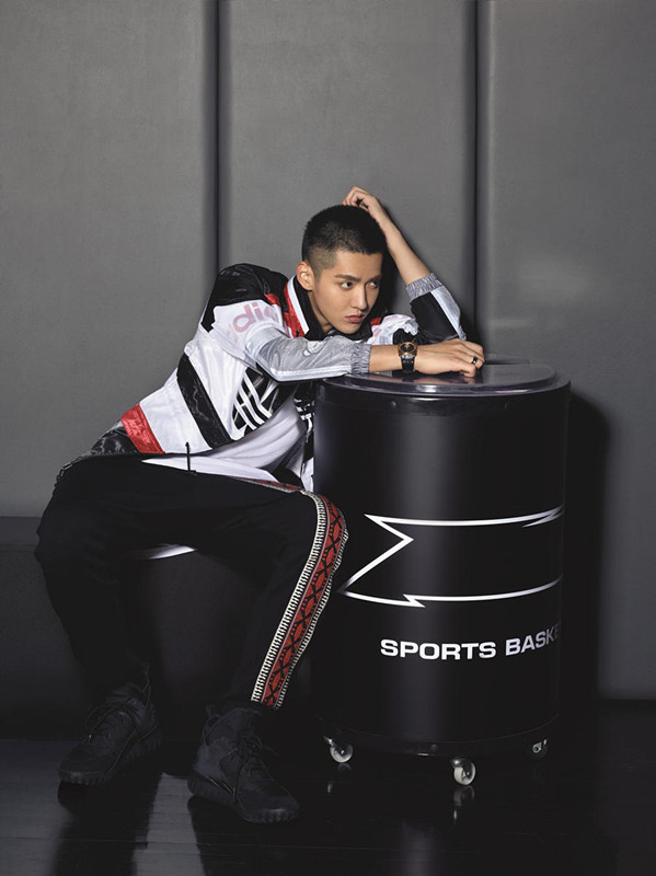 吴亦凡登杂志封面彰显无限的青春和活力