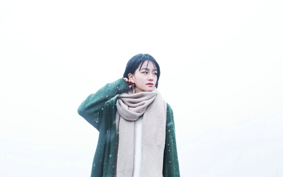 雪天内的短发森系精致五官美女写真