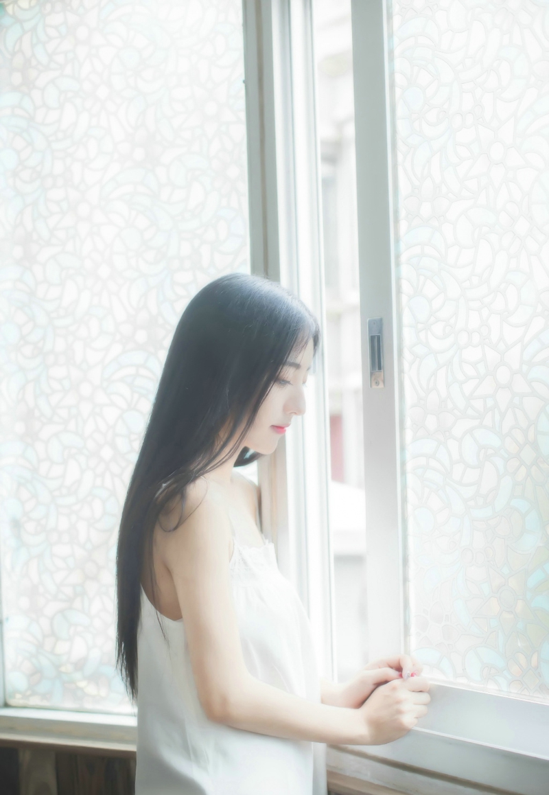 漂亮少女白裙养眼甜美笑容写真