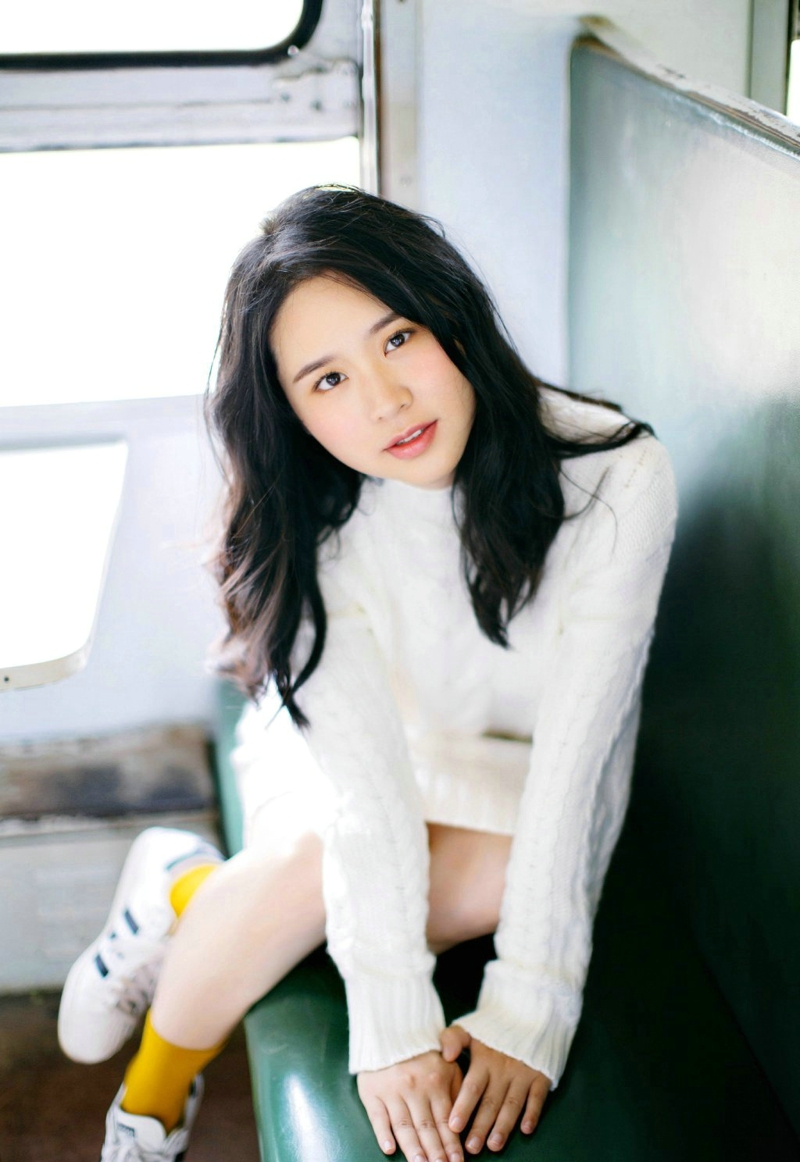 纯真美女白色毛衣温暖笑容清香四溢