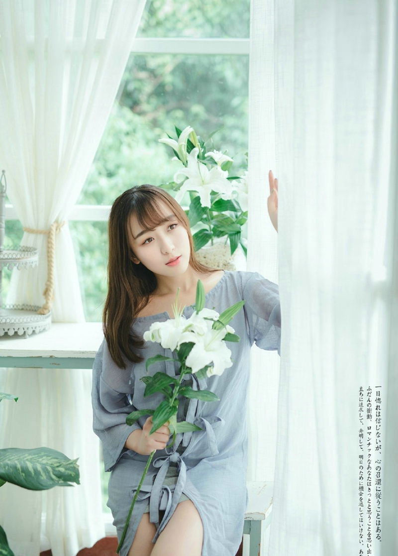 咖啡馆内的背带裤少女青春俏皮写真