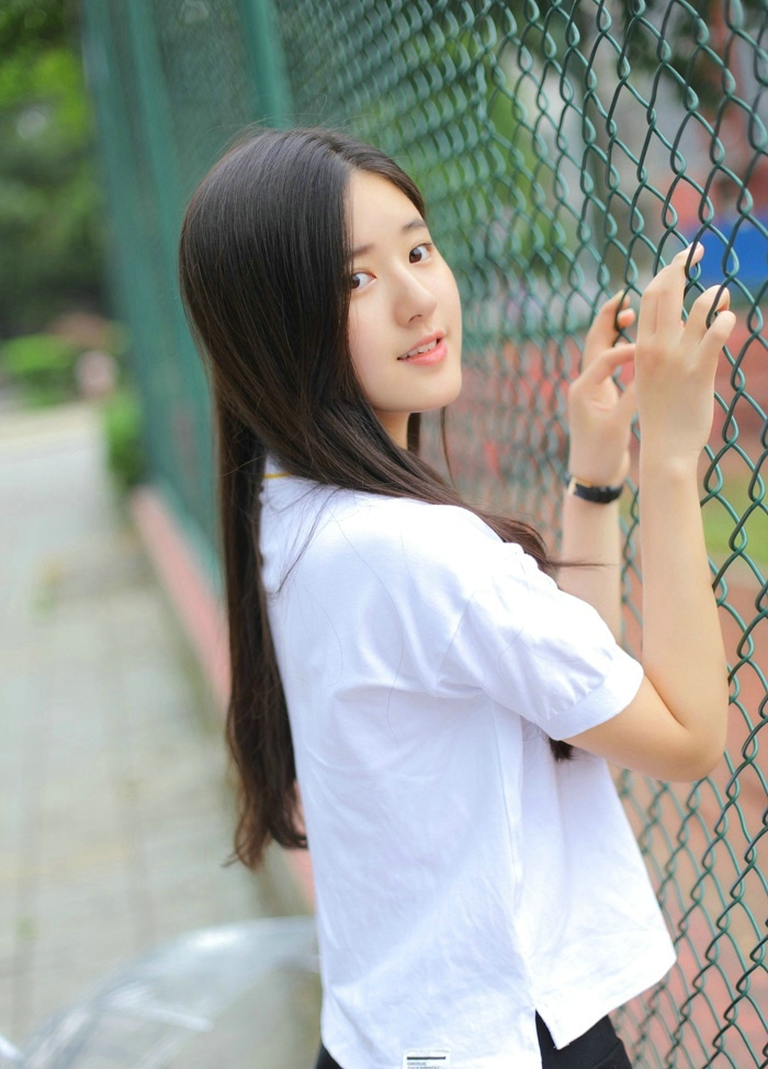 校园内的氧气美少女漂亮迷人笑脸