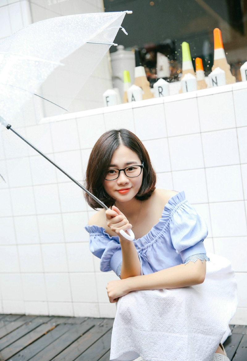 百褶裙短发美女纯真干净阳光写真