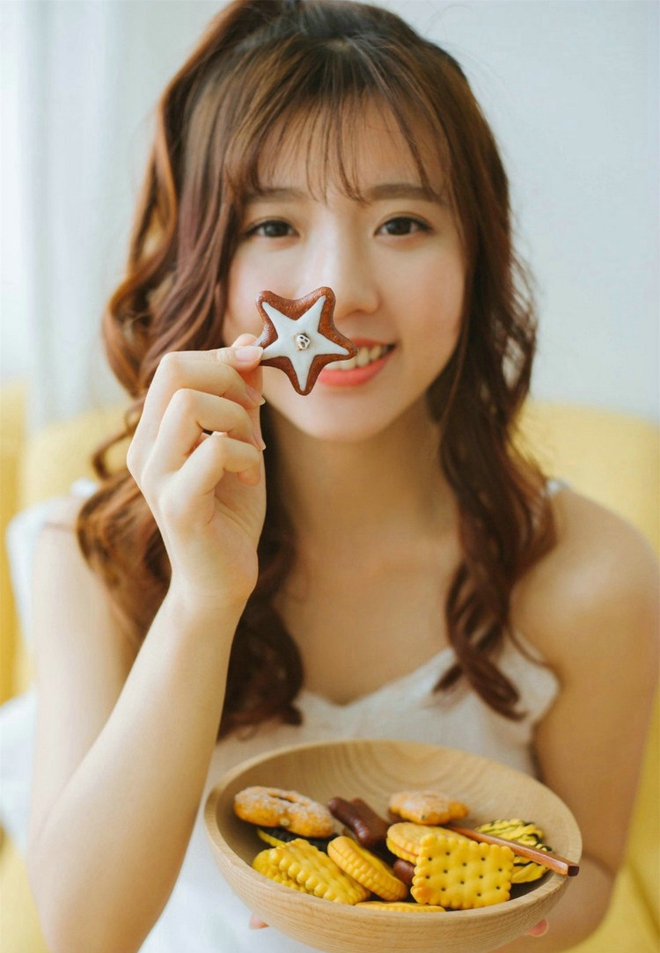 俏皮甜点女孩橘色下午清新写真