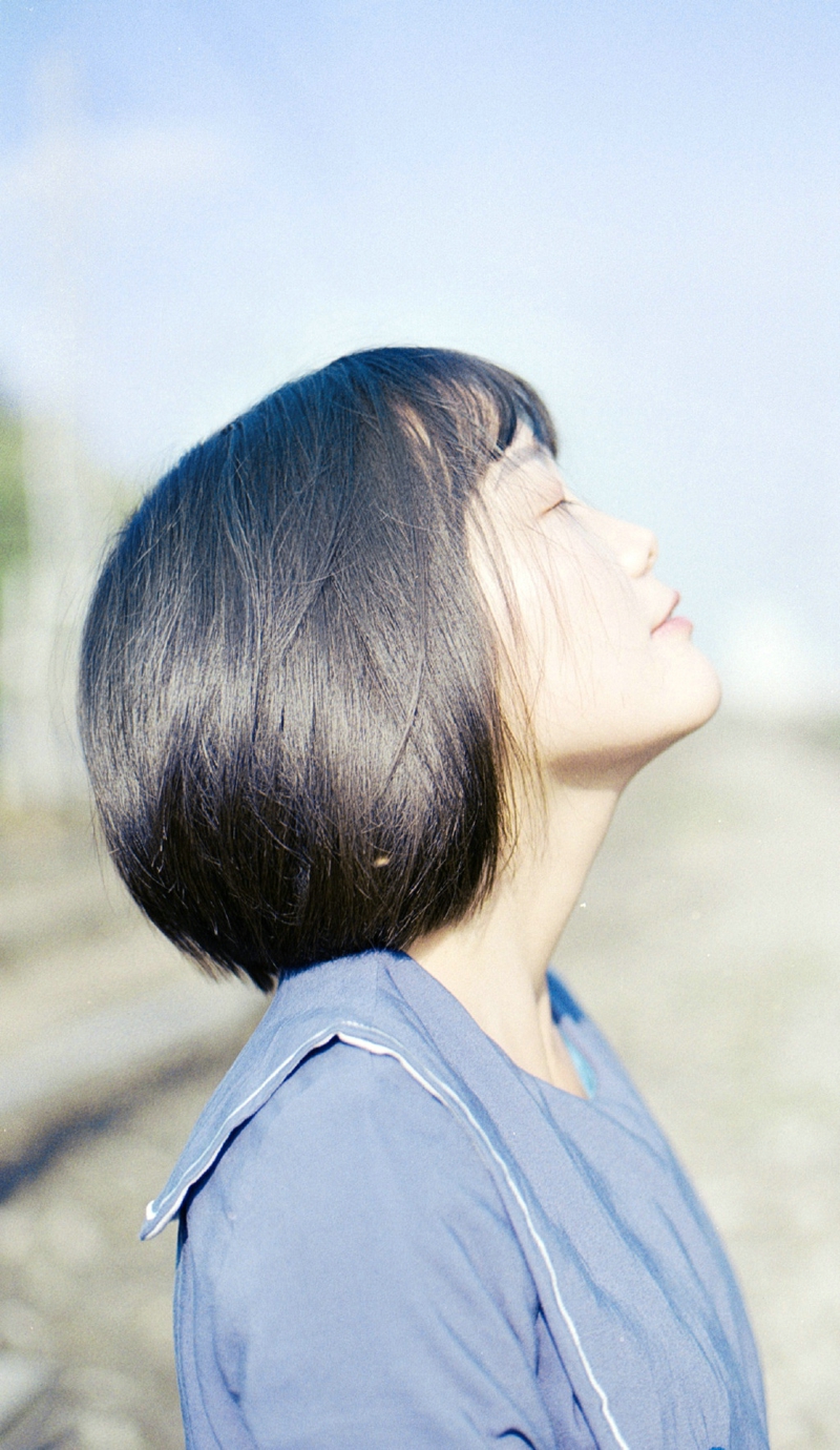 铁轨上的短发金鱼少女清新秀气写真