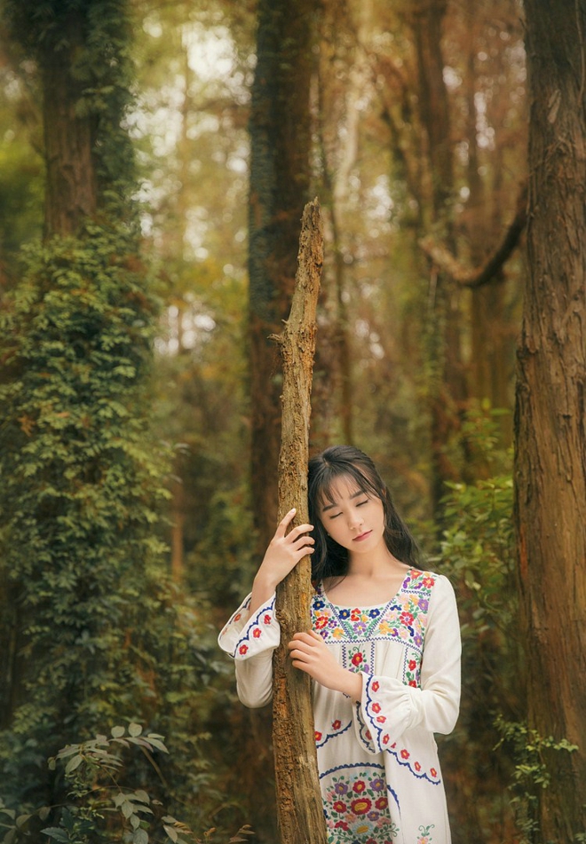 优雅花季少女林间写真