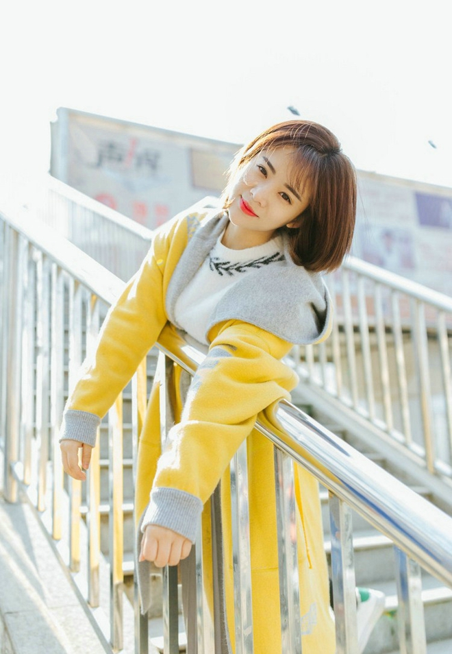 阳光甜美元气少女走街