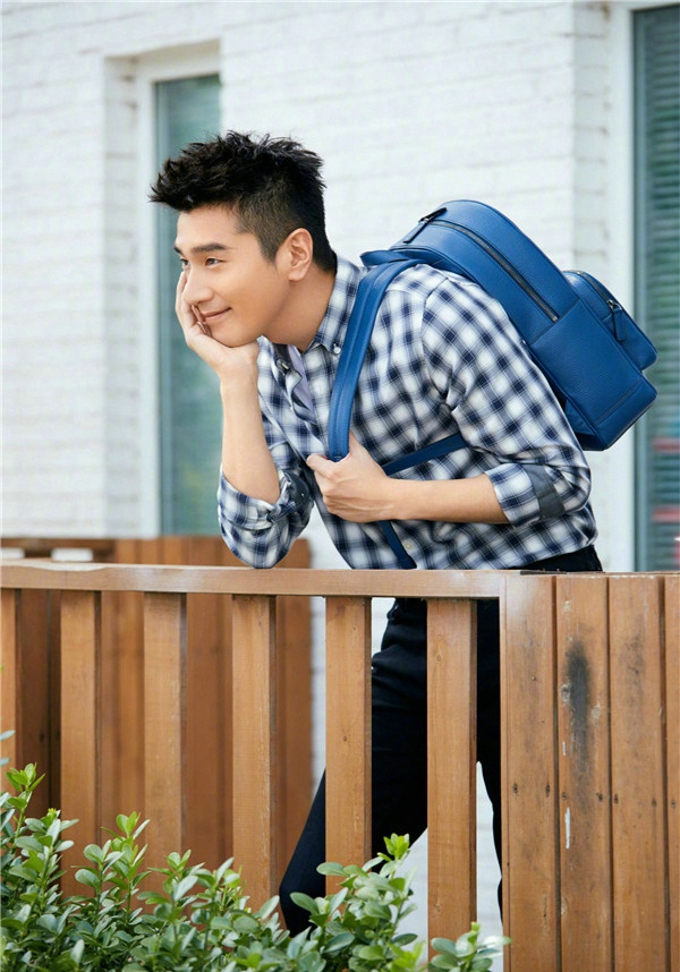 赵又廷机场随性中不乏时髦穿搭态度