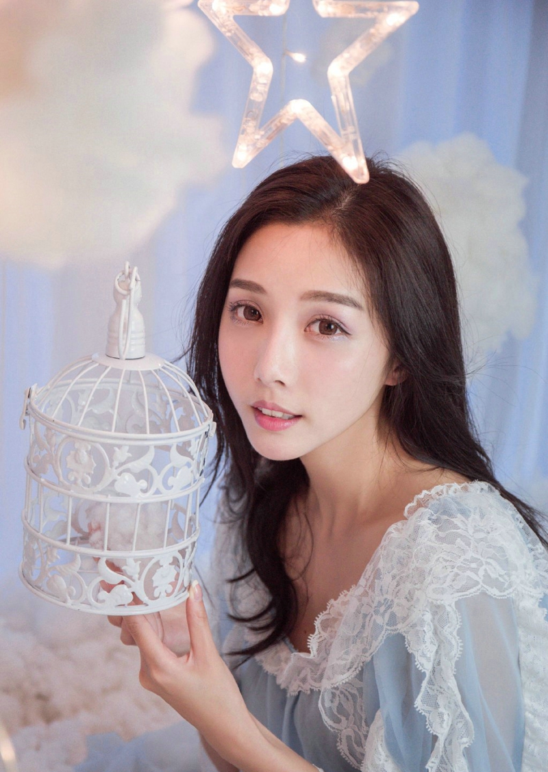 蓝调半丸子头妹子可爱表情包