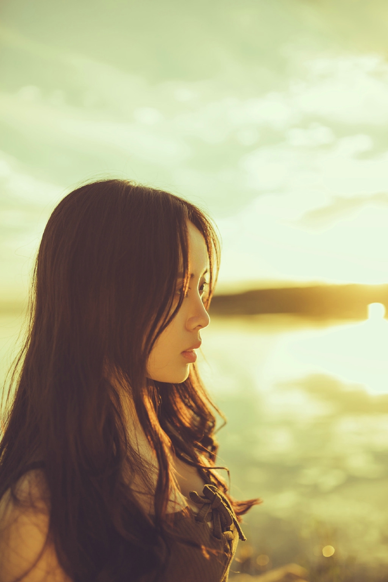 清爽妹子逆光下笑容灿烂温馨写真