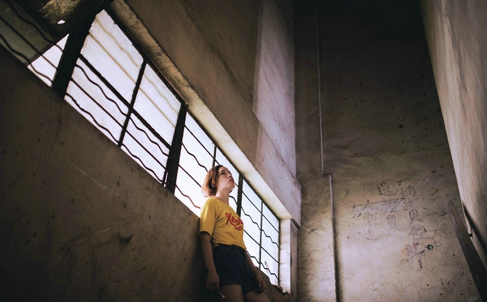 碎花长裙麻花辫草帽美女清新怡人写真套图