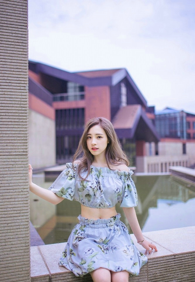 清丽脱俗清纯甜美香肩女生