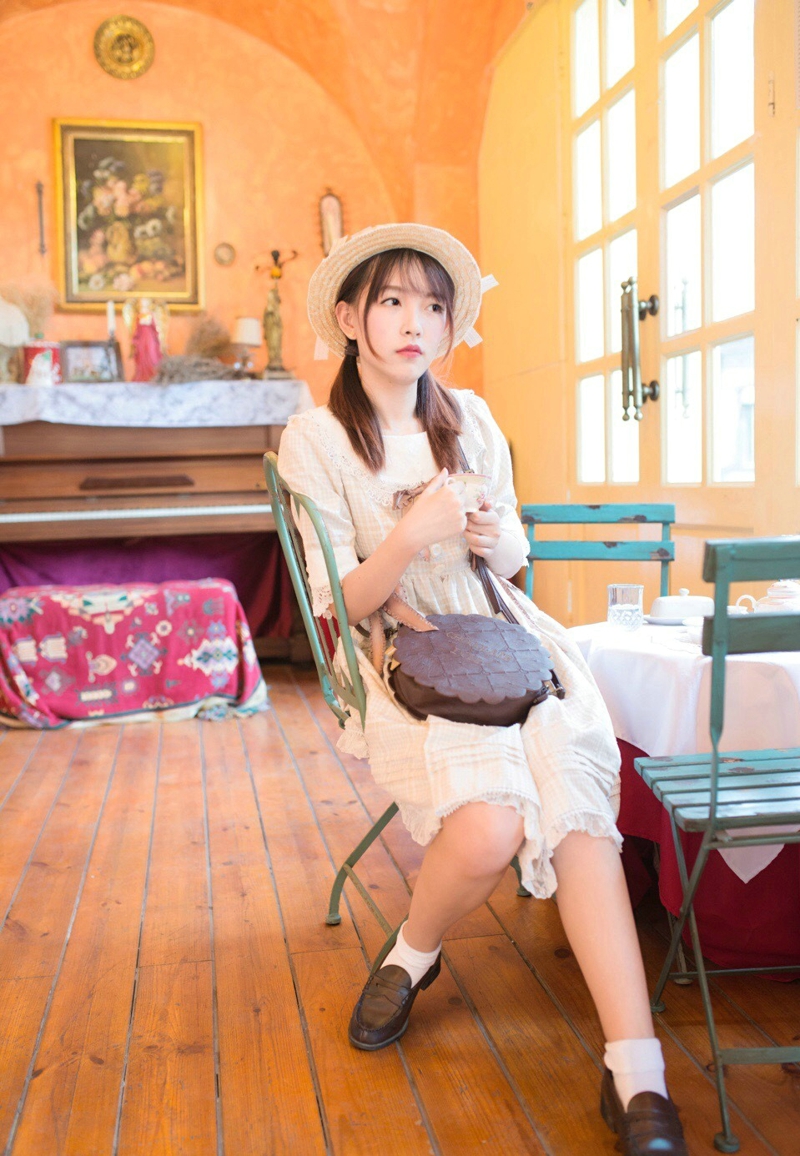 餐厅内的可爱少女青春无敌吸睛