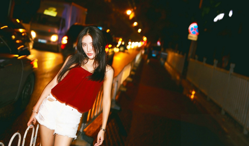 夜晚街头上的吊带红衣艳丽美女率性动人
