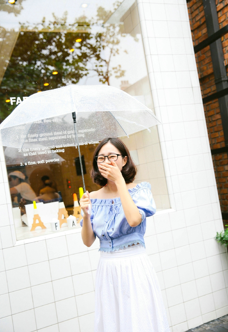 百褶裙短发美女纯真干净阳光写真