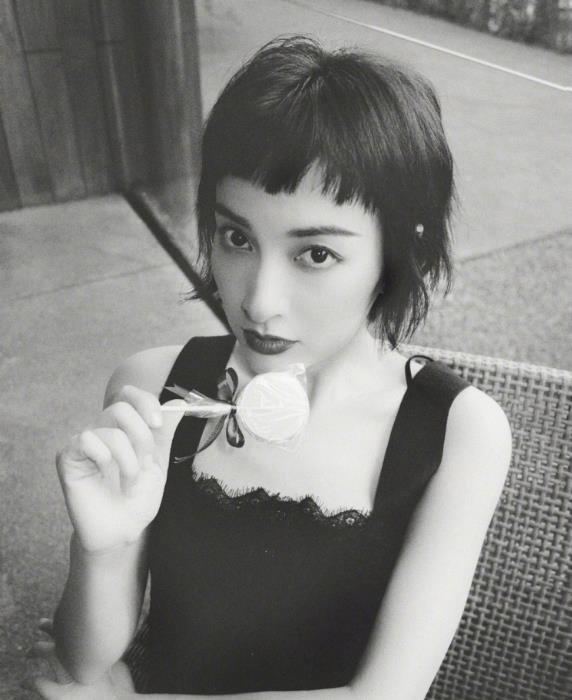 吴昕短发赫本妆照片