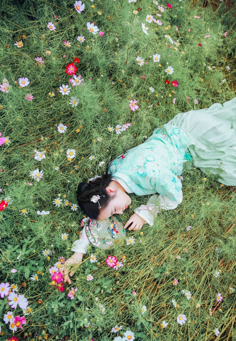 柔美汉服美女逆光下美腻迷人