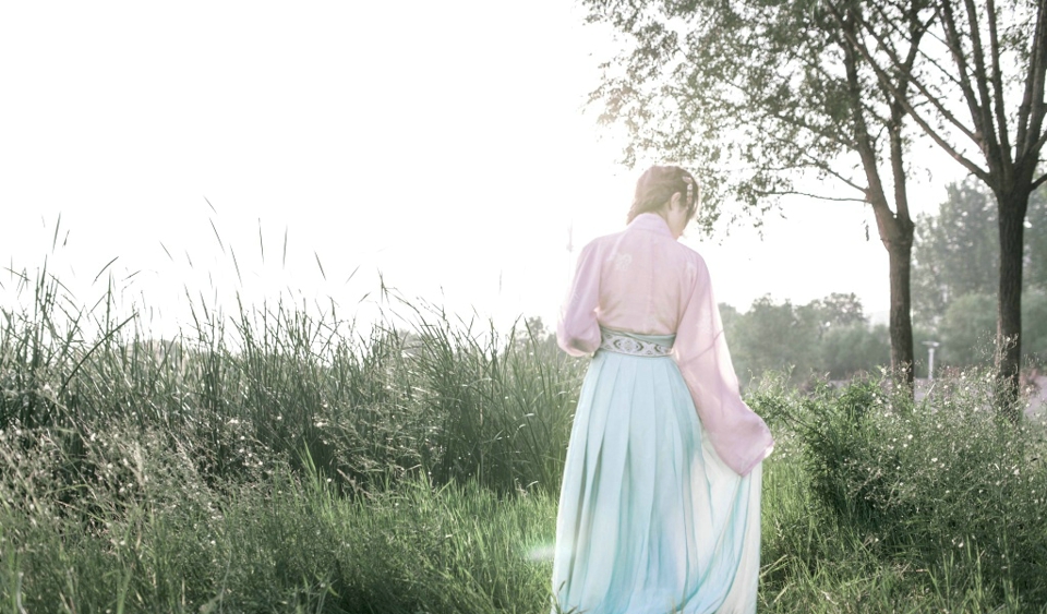 漂亮丸子头美女气质养眼迷人写真