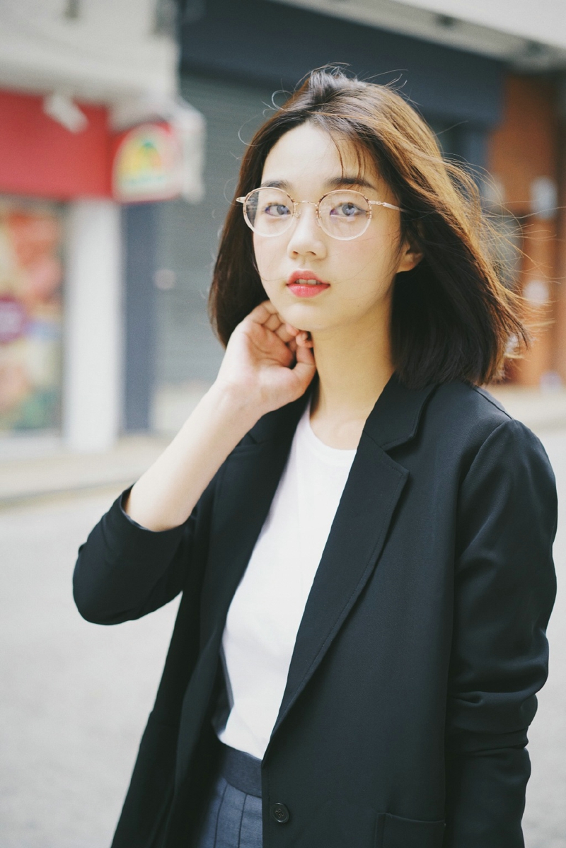 日系眼镜短发美女街头百褶裙养眼写真