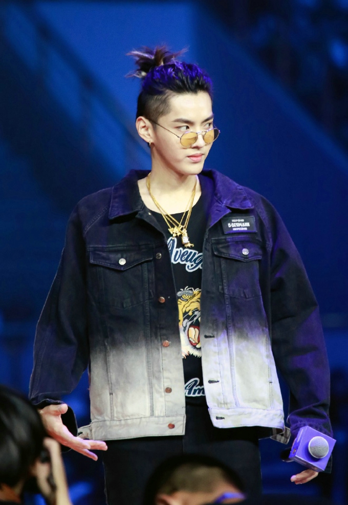 吴亦凡菠萝头气质时尚写真