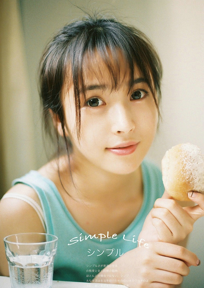 阳光可爱吃早餐少女写真