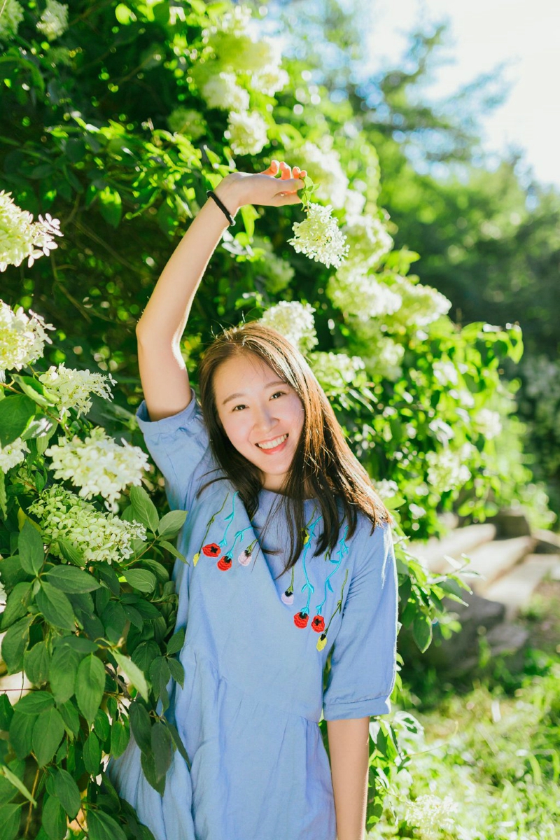 清爽妹子逆光下笑容灿烂温馨写真