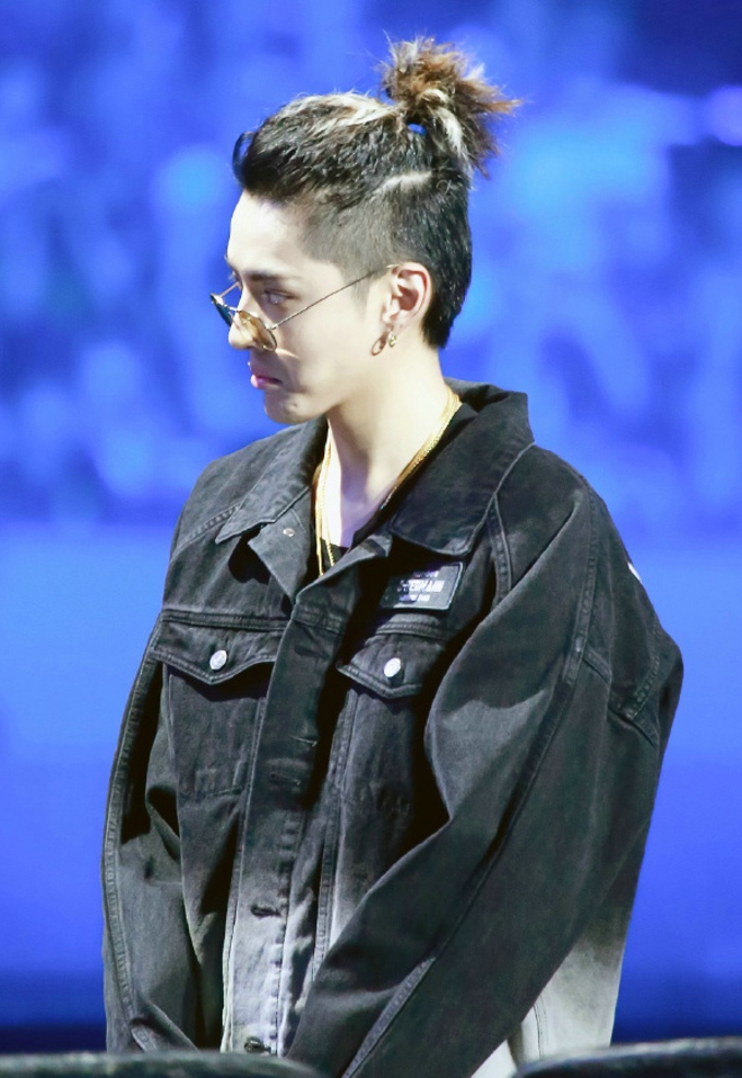 吴亦凡菠萝头气质时尚写真