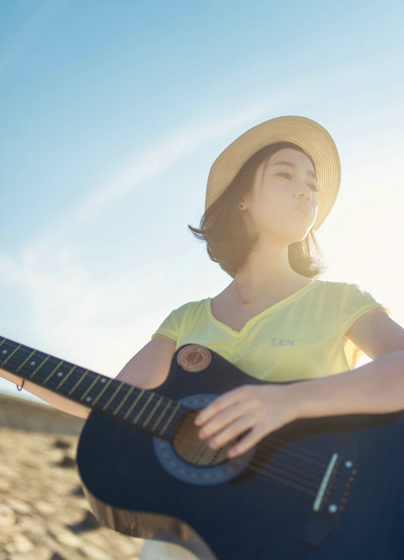 海岸礁石上的长发美女柔美秀发飘扬写真曝光