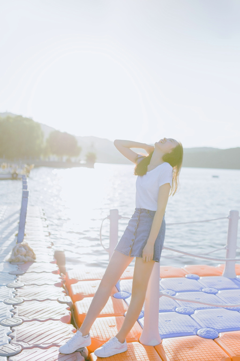 清爽妹子逆光下笑容灿烂温馨写真