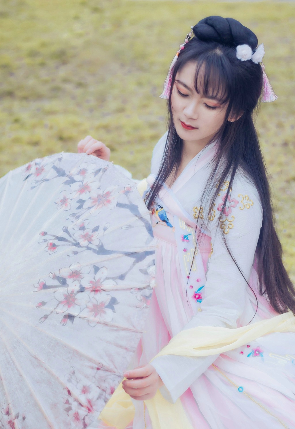 五官漂亮的古装刘海美女温馨阳光甜美动人