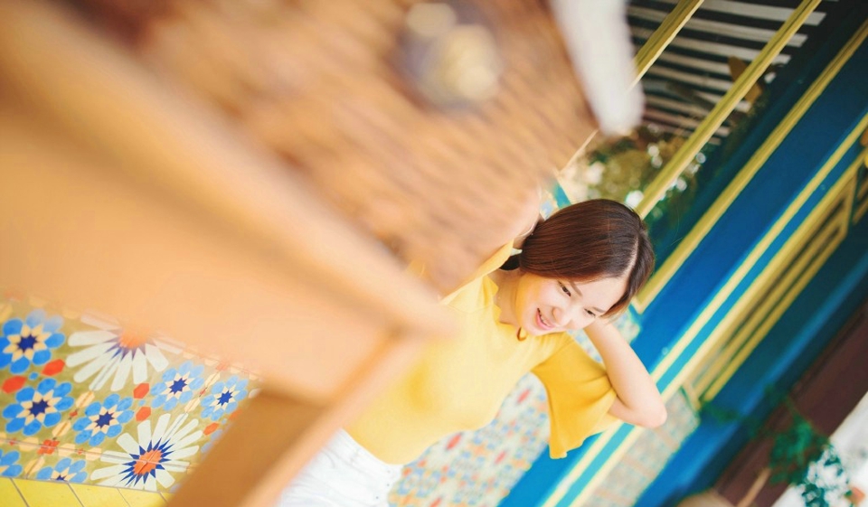 甜美日系美女卷发精致五官清新怡人