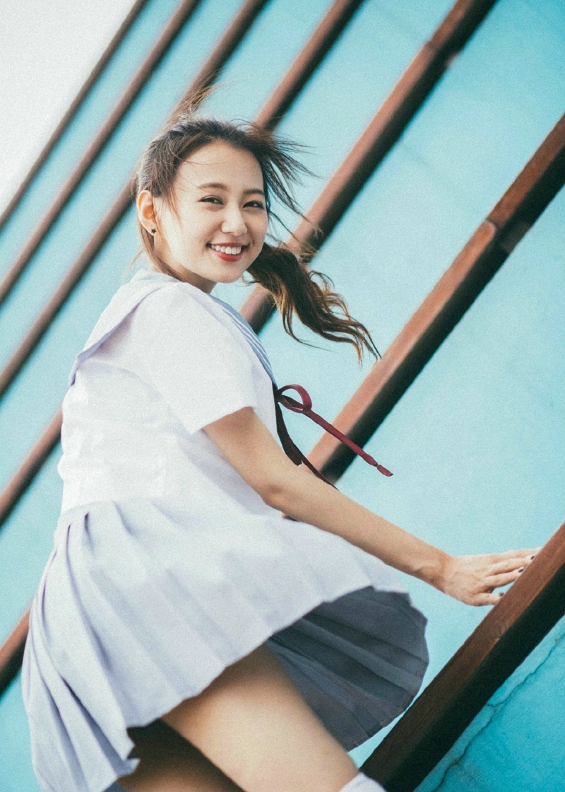 马尾姑娘笑脸灿烂动人校园青春写真