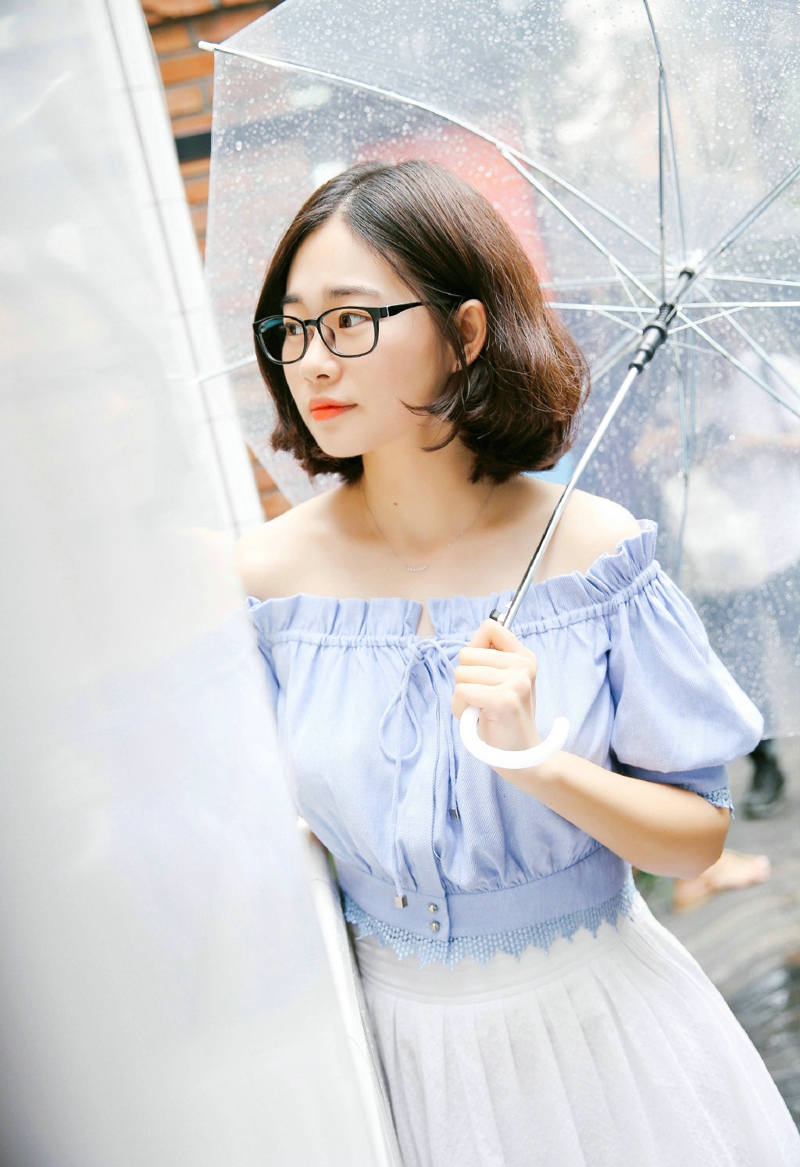 百褶裙短发美女纯真干净阳光写真