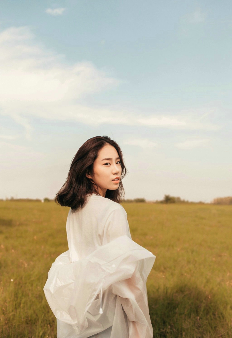 复古私房内的红酒女神漂亮脸蛋