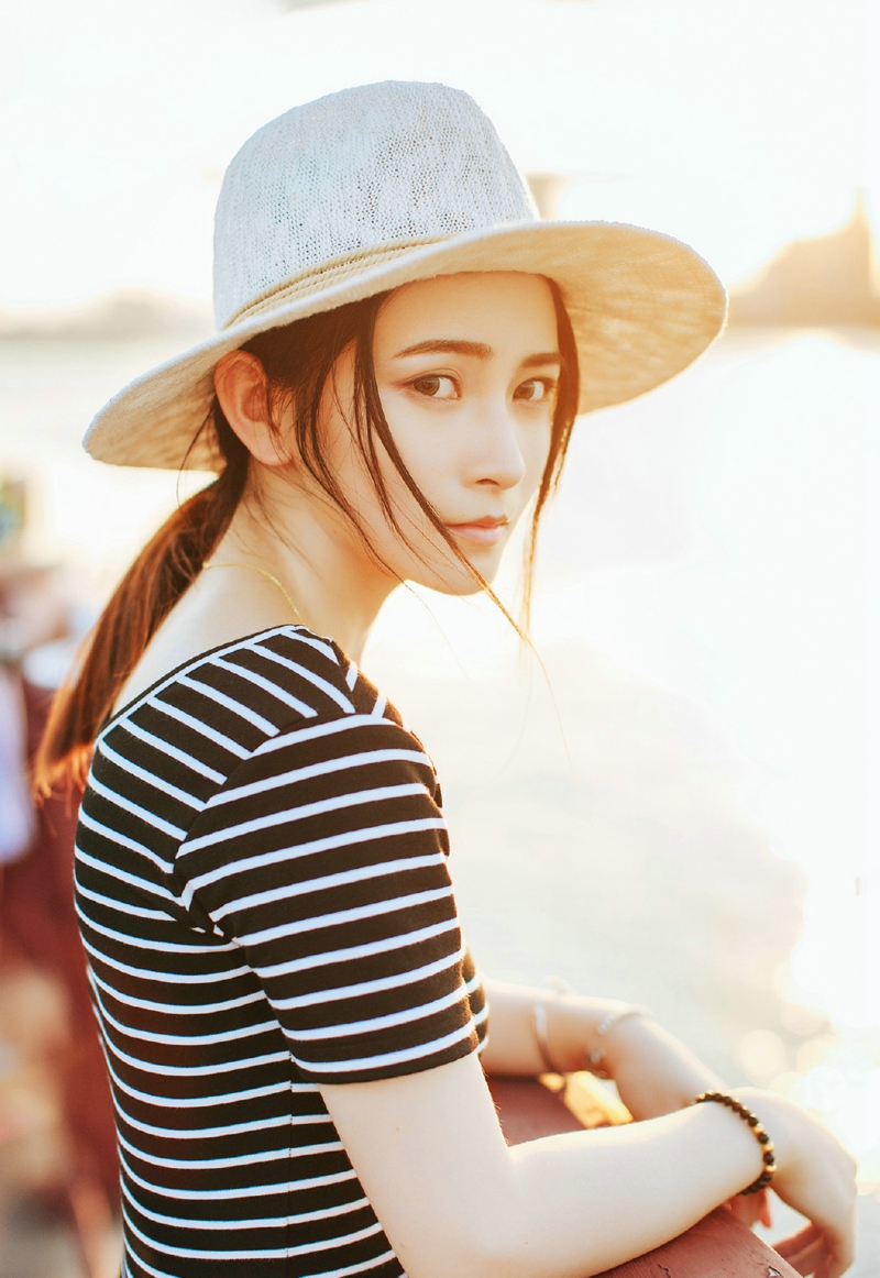 英伦风条纹衣美女养眼侧颜无敌写真美照