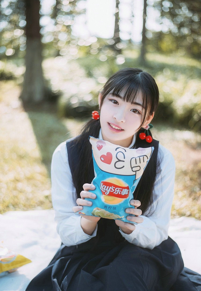 娇嫩俏皮薯片少女户外写真