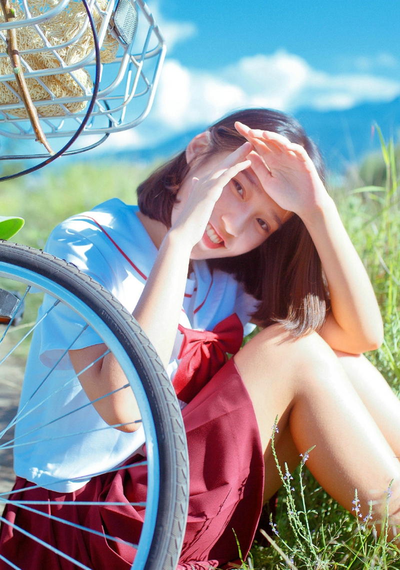 明媚天空下的单车校服妹子阳光活力