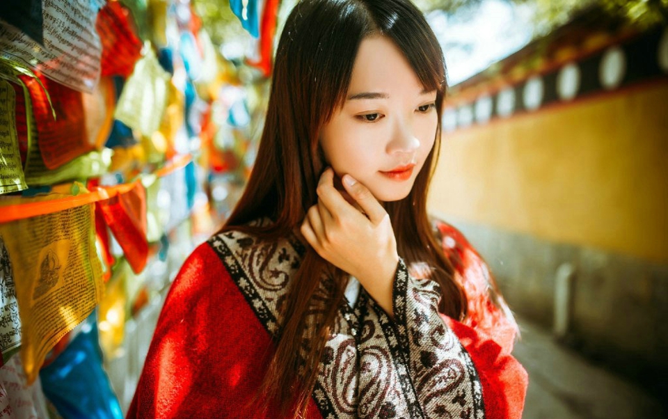 柔美姑娘旅拍民族风披肩明媚动人写真