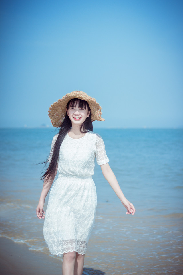 笑靥如花草帽美女海风扬起你的长发清纯写真