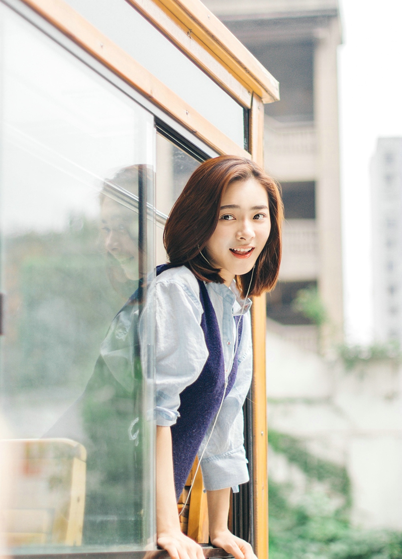 清新原野内的森系短发披肩美女笑容灿烂